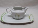 Lote de travessa retangular e molheira em porcelana com estampa de tulipa. Medindo a travessa 25,5cm x 17cm.