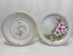 Lote de 2 pratos decorativos pintados a mão em porcelana diversas. Medindo o prato maior 28,5cm de diâmetro.