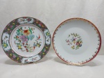 Lote de 2 pratos decorativos em porcelana, sendo um deles com pavões.  Medindo 25cm de diâmetro.