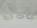 Lote de 3 cachepots em vidro e cristal trabalhado. Medindo o maior 13cm x 10cm de altura.