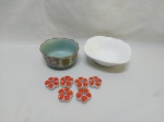 Lote de 2 bowls em porcelana e 6 pequenos castiçais em porcelana na forma de flor. Medindo o bowl maior 16cm x 5,5cm de altura.