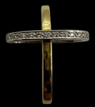 Pingente no feitio de crucifixo em ouro 18k vazado cravejado por 13 brilhantes. Comprimento: 2,9cm L