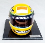 COLECIONISMO, uma (1) réplica do capacete de 1991 de Ayrton Senna, tri campeão mundial de F1, com ce