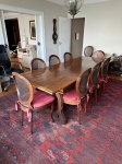 Mesa de jantar de oito lugares em madeira maciça nobre com oito cadeiras de palinha medalhão com alm