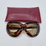 oculos de sol com a armaçao de casca de tartaruga, feito a mao na italia, com estojo de tecido optic