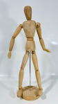 Boneco articulado executado em madeira, 42cm. ATENÇÃO! Produto sendo vendido conforme estado. Se nec
