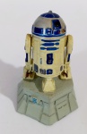 STAR WARS R2D2, PERSONAGEM MINIATURA CONFECCIONADO EM RESINA. APRESENTA BOM ESTADO DE CONSERVAÇÃO. APROXIMADAMENTE 8 CM. DE ALTURA.