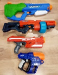 Lote Contendo Armas Nerf e Xshot em bom estado. Duas delas medem aproximadamente 59 cm outras duas meindo de 30 a 40 cm aproximadamente.