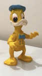 Boneco Pato Donald Vinil Anos 70, mede aproximadamente 30 cm de altura, está em bom estado, mas tem algum desgaste na pintura no bico.