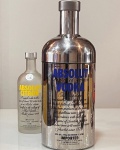 Promocional Cooler Absolut Vodka Peça de metal com revestimento interno térmico, item exclusivo fornecido para bares. Comporta uma garrafa de absolut mais pedras de gelo, tem 40 cm. de altura.