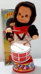 Boneco Pablo Macaco Tambor Mimo Anos 80. Caixa desgastada e com avarias. Cabeça do  boneco encontrasse solta, como mostram as fotos.