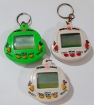 Lote com três Tamagotchi necessita de reparos ou reaproveitamento de peças.