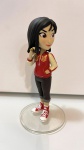 Funko Mulan Boneca com aproximadamente 13 cm. de altura, acompanha base de acrílico.