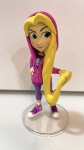 Funko Rapunzel Boneca com aproximadamente 13 cm. de altura, acompanha base de acrílico.