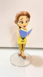 Funko Belle Boneca com aproximadamente 13 cm. de altura, acompanha base de acrílico.