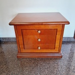 MESA DE CANTO - antiga mesa de canto em madeira com três gavetas. Bem conservada. Medida: 66 cm de c