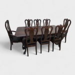 Elegante conjunto composto por mesa e 8 cadeiras ricamente ornado (sendo duas de braços) em jacarand