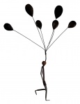 Escultura em ferro fundido ,homem com balões, elaborada por design em edição limitada, medindo 95 cm