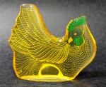 ABRAHAM PALATNIK  Escultura cinética representando galinha verde/amarela em resina de poliéster de manufatura Abraham Palatnik. Medindo 8,3 cm de altura por 9,5 cm de comprimento.