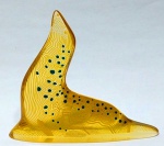 ABRAHAM PALATNIK  Escultura cinética representando foca amarelo/azul menta em resina de poliéster de manufatura Abraham Palatnik. Medindo 13 cm de altura por 15,7 cm de comprimento.