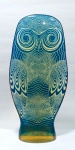 ABRAHAM PALATNIK  Escultura cinética representando coruja gigante azul em resina de poliéster de manufatura Abraham Palatnik. Medindo 38 cm de altura por 19,5 cm de comprimento.