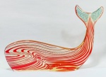 ABRAHAM PALATNIK  Escultura cinética representando baleia cachalote (linhas vermelhas e pontilhados azuis) em resina de poliéster de manufatura Abraham Palatnik. Medindo 27 cm de altura por 37 cm de comprimento.