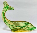 ABRAHAM PALATNIK  Escultura cinética representando baleia jubarte verde em resina de poliéster de manufatura Abraham Palatnik. Medindo 27 cm de altura por 29,5 cm de comprimento.