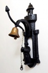 Grande (51 cm de comprimento!!!) sineta representando frade segurando corrente com sino em bronze e corpo da peça em fer forgé com pátina negra. Em pefeito estado!
