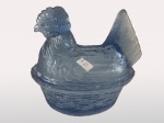 Antiga e imponente compoteira em vidro moldado a cor azul em formato de galinha. Med. 21x18cm. No es