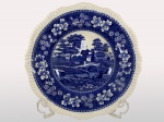 Prato raso de coleção em faiança inglesa Coppeland com rica decoração na cor azul. Diam. 27cm. (CEB