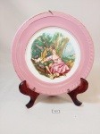 Prato Decorativo com cena Galante borda rosa em ceramica nadir mede 20,5 cm