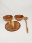 Lote 4 Peças madeira sendo 2 bowls , 1 tabua frios e 1 colher de pau mede bowl 6 cm x 17 cm e tabua 21 cm e colher 39 cm