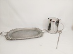 Lote 3 peças sendo jarra suco  aço inox, colher suco   bailarina e bandeja em metal fundo cinzelado e bordas deoradas   .mede bandeja 26 cm x 50 alça a alça , jarra mede 16 cm x 11 cm e colher 30,5 cm