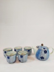 Jogo  6 peças  cha em porcelana  oriental na  tonalidade azul ,, e branca  ,composto  1 bule com 9 cm d x altura sem tampa 8 cm e 5  xicaras de cha  ,5 cm d x 6 cm de altura