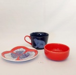 Lote composto por 1 caneca em cerâmica na cor azul e vermelho com desenho de urso, 1 bowl em cerâmica marcado Mugg  na cor vermelha e 1 prato em porcelana schmitd com decoração na cor vermelha e azul. Medida: caneca 11,5 cm x 8 cm, bowl 12,5 cm x 5 cm, prato 19 cm