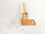 Kit Caipirinha 7 Peças sendo 4 copos vidro, 1 tabua, 1 pilao e 1 estilo em madeira. Medida: copo 7 cm x 6 cm , pilão 12 cm x 6.5 cm ,estilo 19 cm e tabua 19 cm x 11 cm