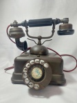 Lindo Telefone Antigo -com  Disco corpo em metal  modelo 30/4, - Japones f.uncionamento desconhecido, provalvemnte funcionando.