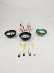 Lote 6 peças sendo jogo com 4 garfinhos   para petiscos osso, 3 petisqueiras em ceramica vitrificada  italiana decorada e pimenteiro e saleiro. porcelana  Irlandes  Mede petisqueiras 8 cm , e pimenteiro 9 cm e garfos 9 cm