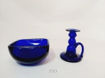 Lote 2 peças em vidrão azul  cobalto 1 bowl e 1 palmatória . mede  7,5 cm x 12 x 12 e palmatoria 11 cm . Bolw apresenta pequno avaria, batido