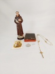 Lote sacro 5 peças sendo 1 imagem  Santo Antonio em estuque , 1 lindo terço , de contas  1 santinho em papel, 1 medalha e 1 missal  antigo no estado mede missal 9 cm x 13,5 cm e santo 22 cm