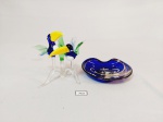 Lote 2 peças em cristal sendo 1 pratinho  vidro veneziano tonalidade azul  e 1 escultura representando tucano  em vidro mede tucano 9 cm e prato 10 cm x 9 cm