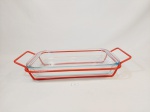 Travessa em vidro Pyrex em suporte em metal vermelho mede 21 cm x 35 cm e  42 cm