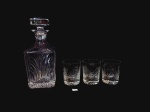 Licoreira em Cristal com 3 copos whisky lapidados  mede 25 cm com tampa e 3 copos 9 cm x 7 cm licoreira apresenta mancha interior