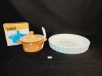 Lote 2 peças sendo 1 travessa refratária redonda  para quirche e 1 panelinha para sopa com colher em porcelana na caixa mede travessa 24,5 cm x 3,5 cm  e panelinha 6 cm x 13 cm