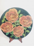 Lindo Prato  decorativo medalhão em gesso com rosas vermelhas e fundo preto.Medindo 39 cm D.Com pequena avarias.