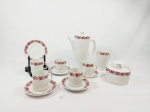 Serviço  de cafe 8 peças  peças ,  porcelana Renner- medaillon  flores , composto de 5 xicaras de cafe, 1 bule, 1 cremeira 1 açucareiro. medida  bule 16 cm altura sem a tampa, cremeira 9 cm altura,açucareiro 10 cm altura, xicaras de cafe 4,5 alturax5 cm pires 10 cm diametro