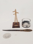 KIT CONTENDO 4 OBJETOS DE CORATIVOS 1 MINIATURA DE TORRE ELÉTRICA DOURADA ESCRITO CEE RIO GRANDE DO SUL 17,5 CM X 9,5 CM,  1 POTE COM VIDRO COM DETALHE DE METAL ESCRITO COHEBE 7,5 CM D X 6 CM ,MEDALHA ESCRITO GLOBO 2000 EM METAL 6,5 CM E ABRIDOR CARTA EM METAL COM SIMBOLO DE MEDICINA 28 CM.