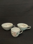 Jogo composto por 2 xícaras de chá e 1 xícara de café em em porcelana noritake com decoração floral e friso prata. Medida: chá  10,5 cm x 4,5 cm de altura, café 6 cm D x 5 cm. todas as peças sem pires