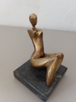 G. Prieto. "Nú Feminino". Escultura em bronze fundido e patinado. Base em mármore. 9 x 12 x