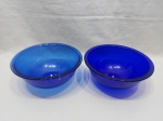 Par de travessas redondas, bowl em vidro azul cobalto. Medindo 20,5cm x 9cm de altura.